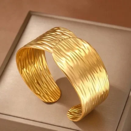 Women's bracelet made of stainless steel
